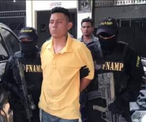 Momento en que las autoridades de la Fuerza Nacional Antimaras y Pandillas (FNAMP) trasladaban a los detenidos. Foto: Cortesía