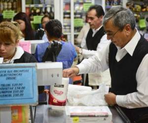 La medida no abarca por ahora a los cientos de restaurantes y supermercados de la capital. Foto: AFP