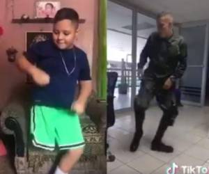 El niño Anwar Murillo enamoró a los usuarios de Facebook con coordinados sus movimientos de baile y su gesto de solidaridad con el militar. Foto: Captura de pantalla