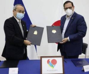 Norio Fukuta y Lisandro Rosales en la firma del acuerdo. Foto: Cortesía