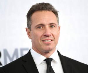 Chris Cuomo tiene un noticiero diario en la cadena CNN. Dijo que le han dado escalofríos, fiebre y le cuesta trabajo respirar. Foto. AP