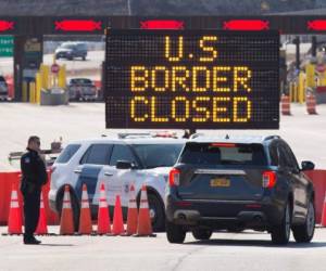 Casi 200,000 personas cruzan esa frontera diariamente en tiempos normales. Foto: AFP