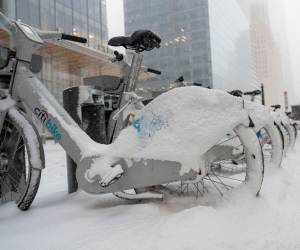 La tormenta ha dejado el transporte paralizado y además, más de 2.000 vuelos programados para el lunes ya han sido cancelados.