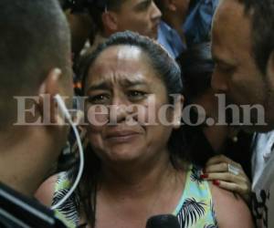 Ana Betty Hernández, madre de Kevin Solórzano, no pudo contener el llanto luego de escuchar que un tribunal declaraba culpable a su hijo Kevin Solórzano, foto: Jimmy Argueta / EL HERALDO.