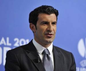 Luis Figo se presenta contra el actual presidente Joseph Blatter por la candidatura a la presidencia de FIFA.