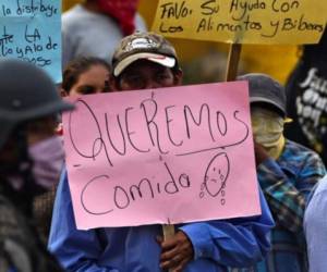 Un hombre protesta en Honduras ante la falta de alimentos durante el confinamiento por el coronavirus. Foto: AFP