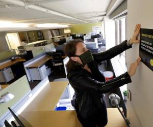 No todas las empresas pueden darse el lujo de tener todo su personal afuera de la oficina, especialmente las grandes, con miles de empleados. Pero esas firmas también están analizando quién es imprescindible en la oficina y quién puede trabajar desde la casa. Foto: AP