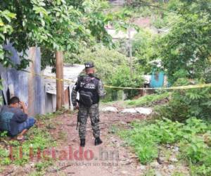 Algunos familiares llegaron a la escena del crimen para identificar a su pariente asesinada. Foto: Estalin Irías/ EL HERALDO