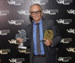 René Pauck recibió una estatuilla y placa de reconocimiento. Foto: Marvin Salgado/EL HERALDO.