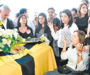 La esposa de Mario Verdial eleva una oración al cielo para pedir por el descanso eterno de su compañero de hogar.