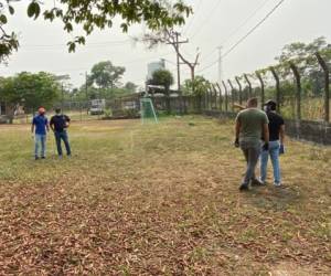 Momento en que un equipo revisa el terreno donde será construido el laboratorio. Foto: Cortesía