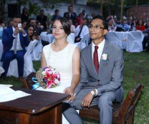Los novios María Eva Aguilar y Carlos Aguilar unieron sus vidas en matrimonio rodeados de familiares y amigos.