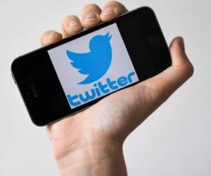 La nueva norma es la más reciente de una serie de políticas más estrictas que las compañías tecnológicas implementan para hacerle frente a la información falsa relacionada con el virus en sus plataformas. Foto: AP