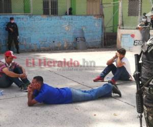 Momento de la captura de varios ciudadanos que circulaban irrespetando el toque de queda. Foto: Estalin Irías/ EL HERALDO