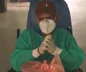 El paciente fue aplaudido por el personal de salud que lo atendió en el Hospital Mario Catarino Rivas al momento de abandonar el centro. Foto: EL HERALDO