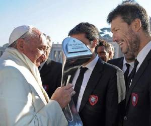 El Papa Francisco y vicepresidente del club, Marcelo Tinelli.