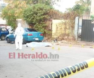 El cuerpo de la infortunada fémina quedó tentido sobre el pavimento en una calle de la colonia San Miguel. Foto: Estalin Irías/ EL HERALDO