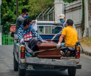 Un grupo de personas traslada a una víctima mortal de Covid-19 en una calle de Nicaragua. Foto: AFP