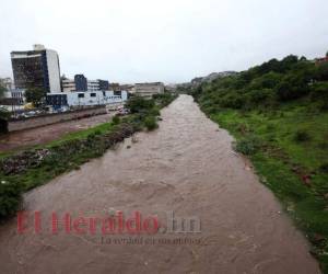 El riesgo de inundaciones y deslizamientos son parte de las situaciones que afectan a los hondureños durante esta temporada de lluvias. Foto: Johny Magallanes/ EL HERALDO
