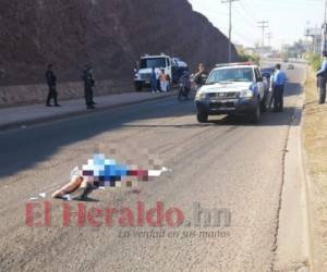 La señora de la tercera edad pretendía cruzar el transitado anillo periférico de Tegucigalpa. Foto: Estalin Irías/ EL HERALDO