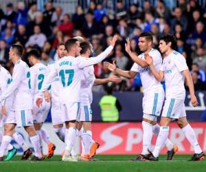 El centrocampista brasileño del Real Madrid Casemiro celebra un gol con sus compañeros durante el partido contra Málaga. Agencia AFP.