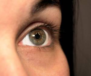 Los ojos son de los órganos más delicados del cuerpo, por eso hay que cuidarlos constantemente, observarte en el espejo regularmente te ayudará a detectar anomalías en el iris, en la pupila o en la esclerótica de los ojos. Foto: Pixabay