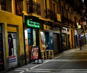 Desde hace una semana, los 46 millones de españoles viven en un confinamiento casi total, únicamente autorizados a salir de sus casas para salir a trabajar o para realizar actividades de primera necesidad. Foto: AP