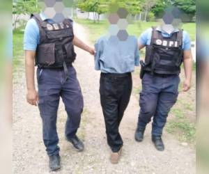 Momento en que los oficiales de la Dirección Policial de Investigaciones (DPI) daban cumplimiento a la orden de arresto emitido por el Juzgado de Letras de Comayagua. Foto: Cortesía