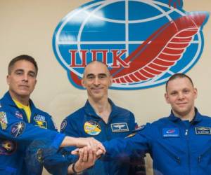 Los tres astronautas posan para una fotografía luego de una conferencia de prensa. Foto: AFP