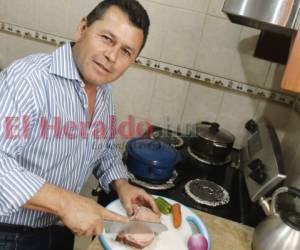 En la cocina de su casa en la colonia Cerro Grande, su lugarde los domingos... Foto: Alejandro Amador/ EL HERALDO