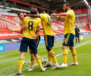 Los jugadores del Arsenal se unen a Dani Ceballos después de marcar el segundo gol de su equipo durante el partido de fútbol de cuartos de final de la Copa FA inglesa. Foto: AFP