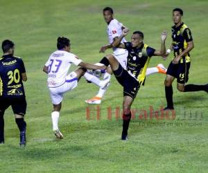 Michael Chirinos de Olimpia y Devron García de Real España disputan el balón en el juego uno que se celebró el domingo. Foto: EL HERALDO.