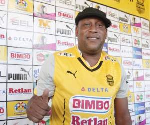 Los dirigentes catedráticos recibieron al técnico costarricense, luego le entregaron la camisa oficial.