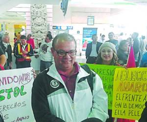 Una comitiva encabezada por el secretario general del partido, Jorge Jiménez, y por su candidato presidencial, Isaías Fonseca, recibió al defensor de los derechos humanos.