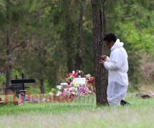 Bajo medidas de bioseguridad y solo con la presencia de sus familiares fue enterrado ayer el cuerpo de José Ferrufino Turcios. Foto: Alex Pérez/ EL HERALDO