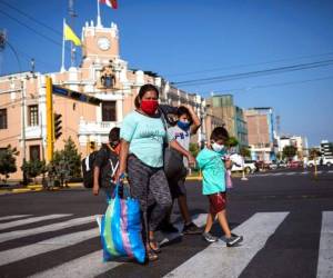Vizcarra también anunció que el gobierno entregará un bono de 760 soles (223 dólares) a 6,8 millones familias, que quedaron sin ingresos por la pandemia. Foto: AP