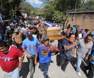 Los pobladores acompañaron los restos del exalcalde Roberto López hacia su última morada. Foto: David Romero/ EL HERALDO
