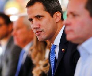 Juan Guaidó es blanco de múltiples procesos judiciales desde que se proclamó mandatario interino en enero de 2019, aunque no se conoce que exista una orden de detención contra él. Foto: AP