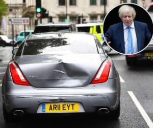 El despacho del primer ministro confirmó que Johnson estaba en el vehículo ese momento y que nadie resultó lastimado. Foto: AP