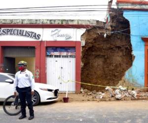 Grupos de personas aún deambulaban cerca de calles y aceras en algunos vecindarios de la capital aproximadamente una hora después del terremoto. Foto: AP