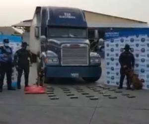 Momento en que la Policía Nacional muestra el cabezal y la droga confiscada. Foto: Cortesía