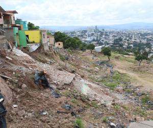 La Alcaldía Municipal ha removido más de 1,050 toneladas de escombros en la zona cero de la vulnerable colonia Guillén, mientras las familias afectadas, muchas aún en un albergue, desean volver a casa.