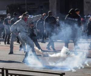 La policía había tendido dos cordones entre las protestas, pero no pudo evitar una reyerta entre los dos bandos, tras lo cual intervino disparando bombas lacrimógenos y de ruido. Foto: AFP