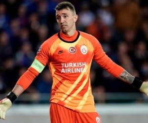 Muslera, de 33 años, sufrió una lesión que le provocó dos fracturas de hueso en la tibia y el peroné. Foto: AFP
