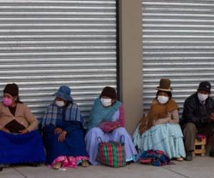Los bolivianos permanecen varados en varias ciudades chilenas desde hace varios días cuando comenzaron las medidas por la pandemia. Foto: AP