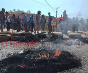 Tras 11 días de toque de queda absoluto en el país, los pobladores de la aldea El Tablón se encuentran desesperados por la falta de alimentos. Foto: Alex Pérez/ EL HERALDO
