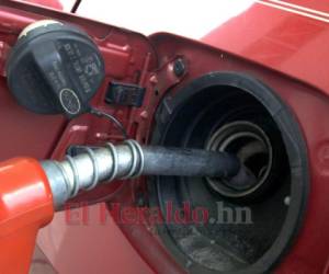 Las gasolinas superior y regular reportarán alzas de 60 y 72 centavos de lempira por galón. Foto: EL HERALDO