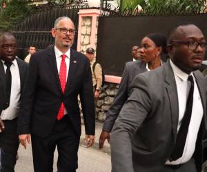 Fotografía de archivo del 18 de julio de 2025 que muestra al primer ministro haitiano, Alix Didier Fils-Aimé (c), saliendo del consulado colombiano en Puerto Príncipe (Haití)
