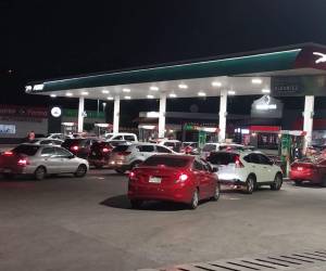 Casi 12 horas antes de que entrara en vigencia el nuevo aumento a los derivados del petróleo, las estaciones reportaron un incremento de conductores abasteciéndose de combustible.
