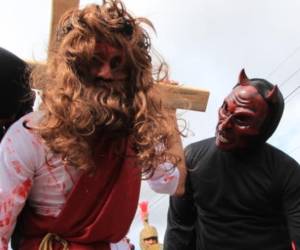 Soldados de las distintas ramas de las Fuerzas Armadas de Honduras representaron este viernes las estaciones del santo viacrucis en las instalaciones de Parada Marte, previo al inicio de la Semana Mayor.